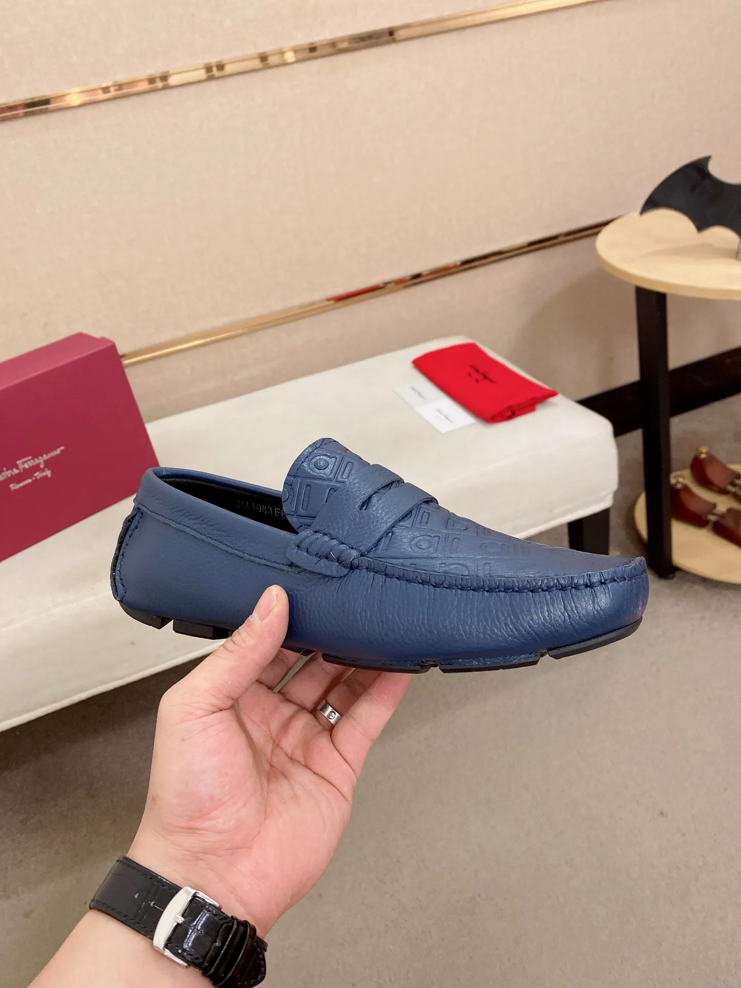 Men's shoes💰: 560💰High-end quality! Ferragamo🆕🆕Exclusive hot-selling products in stock🔥🔥New products on the shelves, high-quality Ferragamo men's pea shoes, high-end casual driving shoes, with complete packaging! 💪 💪 Material: imported first-layer pebbled cowhide 🐂 + imported high-quality water-dyed cowhide lining + wear-resistant outsole 👍🏻👍🏻 Features: high-end and comfortable, purely handmade 🚀 🚀 Create the perfect shoe that suits you best 🔥 🔥 Size: (38-44) 45 standard size can be customized!